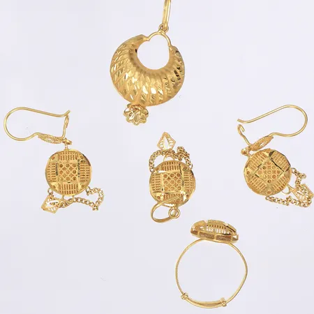 Diverse guld, defekt, 21K  Vikt: 7,9 g