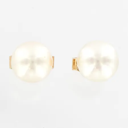 Ett par örhängen med odlade pärlor, Ø5,2mm, 18K  Vikt: 0,9 g