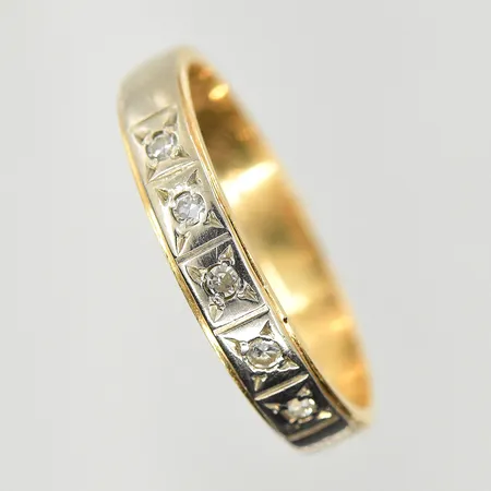 Ring med vita stenar, stl 16¼, bredd 4 mm, gravyr, rödguld/vitguld, 18K. Vikt: 2 g