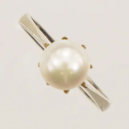 Ring med odlad pärla, stl 18¼, bredd 2,5-7,5mm, vitguld, 18K  Vikt: 3,3 g