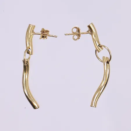 Ett par örhängen, 42x8mm, ostämplat, 18K  Vikt: 2,6 g