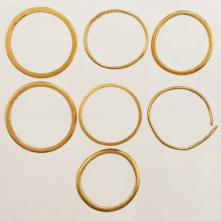 Sju ringar, graverade, skeva, defekt, 23K  Vikt: 25,2 g