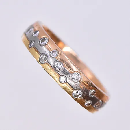 Ring med diamanter 13x0,01ct, stl 16, bredd 4 mm, graverad, 18K. Vikt: 4,5 g