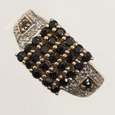 Ring med svarta stenar och diamanter 10x ca 0,005ct 8/8-slipade, stl 16¼, bredd 3-11mm, 8K  Vikt: 4,5 g