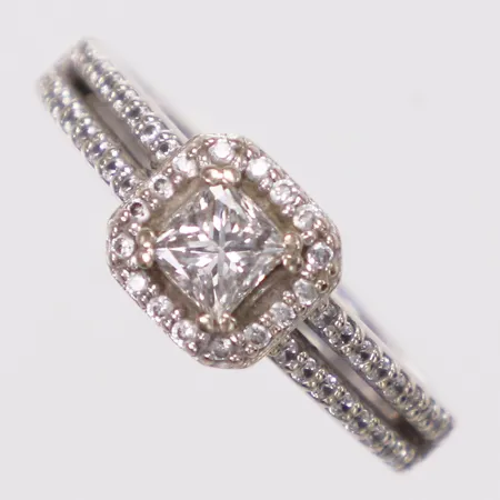 Ring, prinsesslipad diamant 1 x ca0,23ct, vita stenar, stl 16½, bredd 3-7mm, gravyr, 9K Vikt: 4,2 g