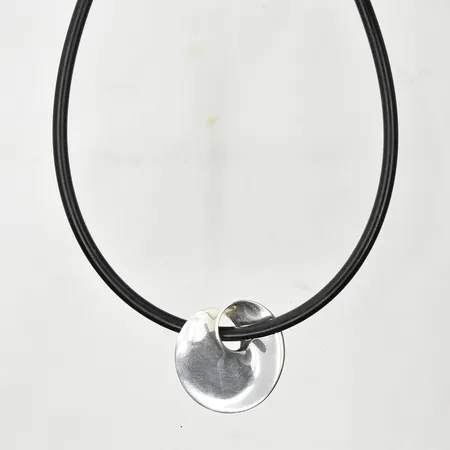 Halscollier Möbius, design Vivianna Torun Bülow Hübe (1927-2004) för Georg Jensen Denmark, collierns längd 41½ cm, originaletui och originalask från Georg Jensen medföljer, nypris ca 6000:-, 925/1000 silver. Vikt: 6,9 g