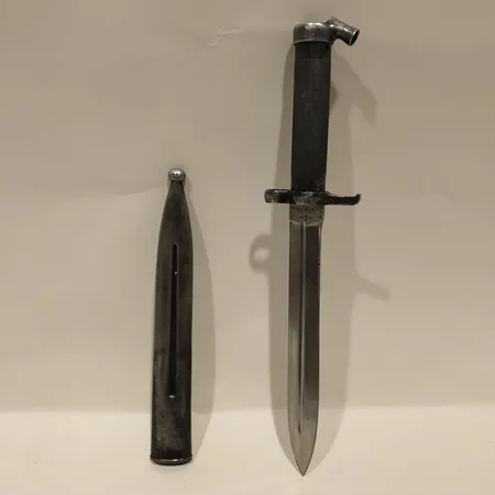 Bajonett, märkt EJ AB, nr 353 L/I13 No 57 b No 550, balja märkt 7/i.3 No 355, längd med balja ca 35cm, olja, slitage.  Vikt: 0 g