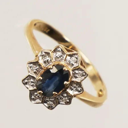 Ring med blå sten, troligen safir och diamanter 10x ca 0,005ct 8/8-slipade, stl 15, bredd 1,6-11,4mm, 18K  Vikt: 2,4 g