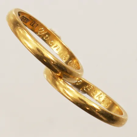 Två ringar, stl 18, bredd 2,5mm, gravyr, 23K  Vikt: 8,8 g