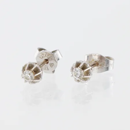 Örhängen paret vitguld med diamanter, ett lås utbytt,diameter 4.8 mm,18k. Vikt: 1,2 g