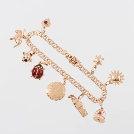 Armband Bismarck med 9 st berlocker,längd ca 18.5 cm, bredd 4.4 mm, 18k. Vikt: 17 g