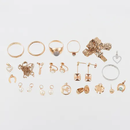 Diverse smycken med slitage och defekter,några med pärlor/stenar,18k. Vikt: 41,6 g