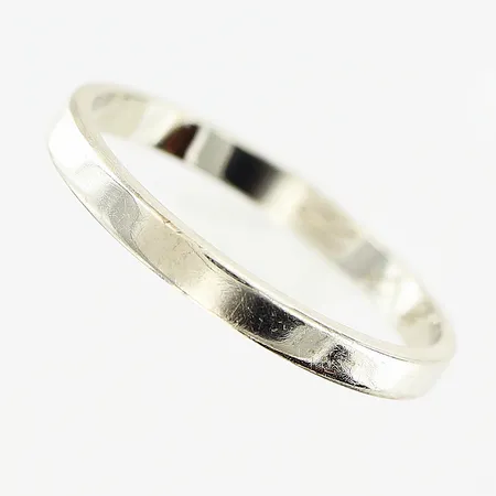 Ring, slät, stl 15¾, bredd 1,5mm, vitguld, gravyr, 18K.  Vikt: 1,4 g