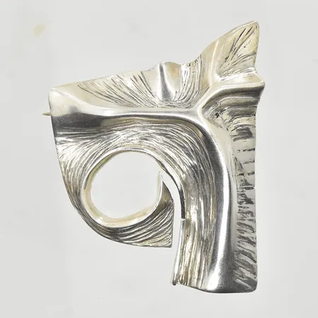 Brosch, bredd 50 mm, längd 62 mm, endast stämplad med "925", 925/1000 silver. Vikt: 21,3 g