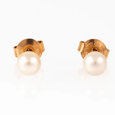 Örhängen i 18K med odlade vita pärlor Ø 5 mm. Vikt: 1,0g.