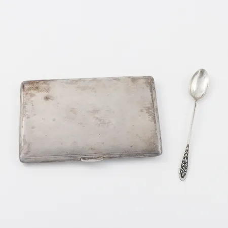 Etui stämplat England,ca 12.5x8 cm + sked,silver. Vikt: 207,5 g