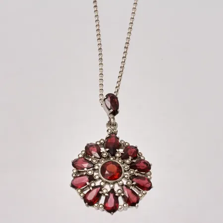 Hänge med kedja i silver, mått 25,2x42mm, 12st Granater, mått 4,5x7mm, Markasiter, kedja, 56cm, Ärtlänk, bredd 1,5mm, 830/1000, vikt 10,92g.