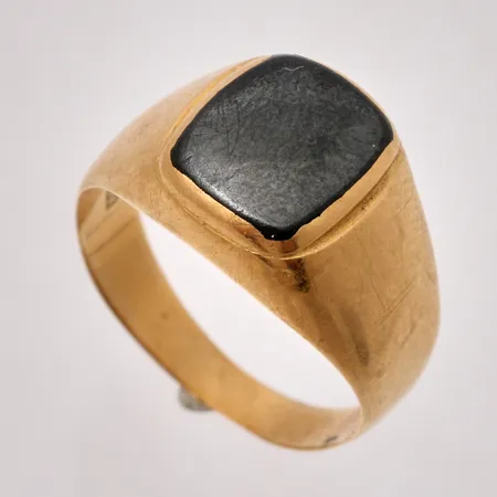 Klackring i 18K guld, stl 21, bredd 3,3-13,4mm, bruttovikt 5,7g, ca nettovikt 4,7g.