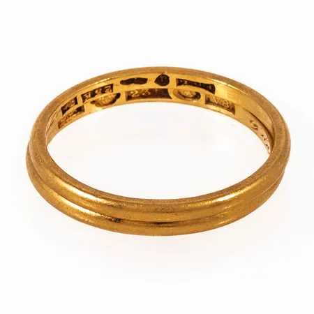 Graverat guld i 23K. Vikt: 6,4g. 