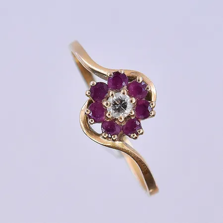 Ring med diamant 0,10ct och troligen rubiner, stl 19¾, bredd skena 2 mm, 18K. Vikt: 2,6 g