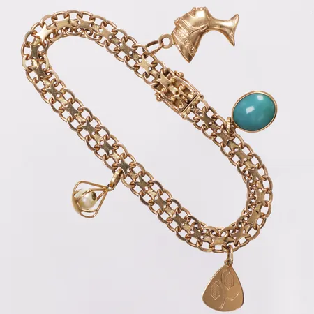 Armband, x-länk, fyra berlocker, längd 18,5cm, bredd 7mm, Metallmanufaktur Ab, år 1963, en med grön sten, en med defekt pärla, 18K Vikt: 17,4 g