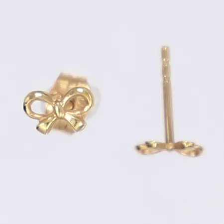 Ett par örhängen med rosetter, 4x6mm, en snurrebuss saknas, 18K Vikt: 0,4 g