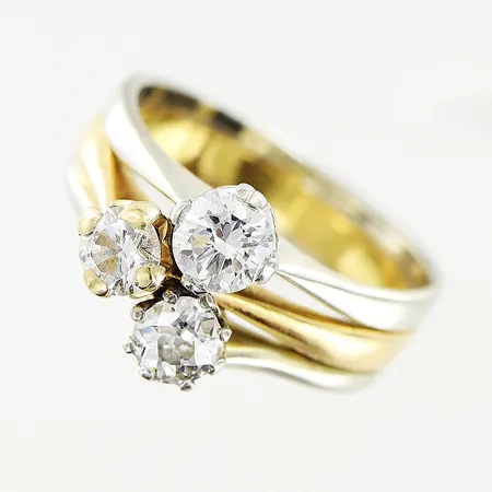 Ring stl 16, tre ringar sammansatta, diamanter 1 x ca 0,25ct gammalslipad, tydliga inneslutningar, 1 x ca 0,20ct, 1 x ca 0,30ct, briljantslipade, slitage på klor, vit/gulguld, i behov av rodiering, gravyr, 18K Vikt: 5 g