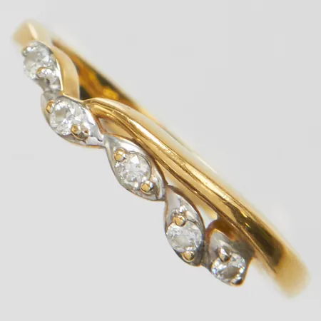 Ring, briljantslipade diamanter 5 x ca 0,02ct, stl 16¾, bredd 1,8-4,5mm, gravyr, 18K Vikt: 2,7 g