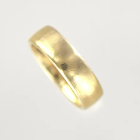 Ring, Ø 17½ mm, bredd 5,9 mm, graverad, 18K  Vikt: 8,3 g