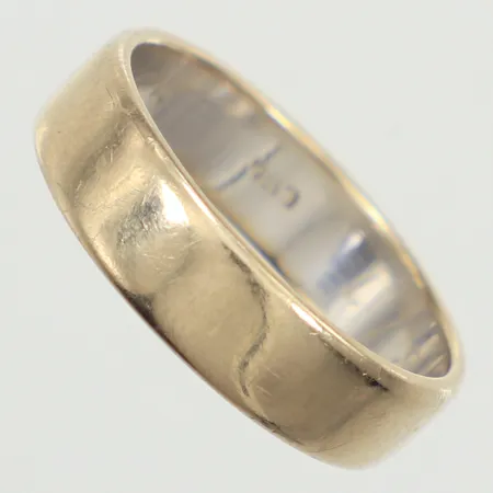 Ring, stl 20, bredd 5,8mm, vitguld, behov av omrodiering, gravyr, 18K  Vikt: 7 g