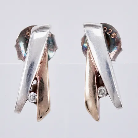 Ett par örhängen med vita stenar, längd: ca 1,5cm, bredd: ca 3-6mm, GHA, 925/1000, silver Vikt: 2,2 g