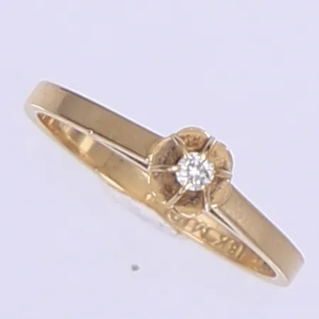 Ring med diamant 1x 0,03ct enl. gravyr, stl 15¾, bredd 2-4mm, GFAB, 18K Vikt: 1,8 g