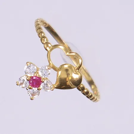 Ring med vit stenar och röd stenar, stl 18¼, bredd 1-11mm, 18K Vikt: 1,2 g