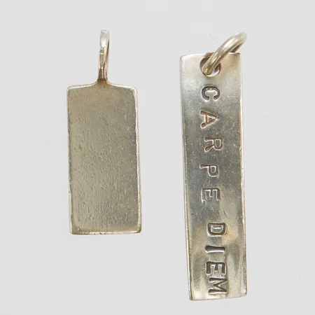 Två hängen, Efva Attling, längd ca 25-35mm, bredd 7,5-9mm, 925/1000 silver Vikt: 7,8 g