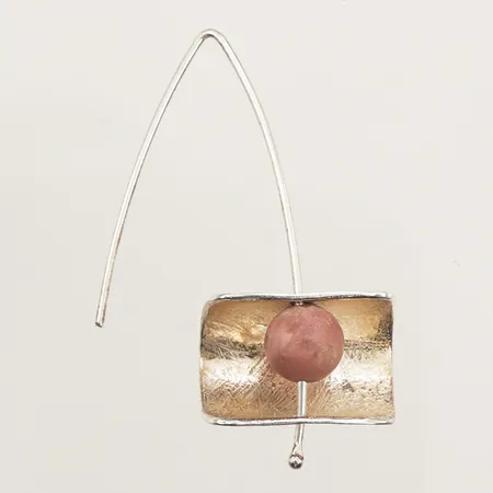 Udda örhänge, rosa sten, längd 48mm, bredd 21mm, Meissners Guldsmide, 925/1000 silver Vikt: 5,9 g