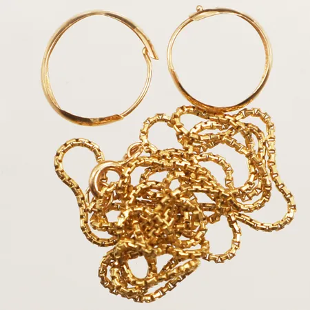 Ett par örhängen, kedja, skadat, skevt, 18K  Vikt: 8,5 g