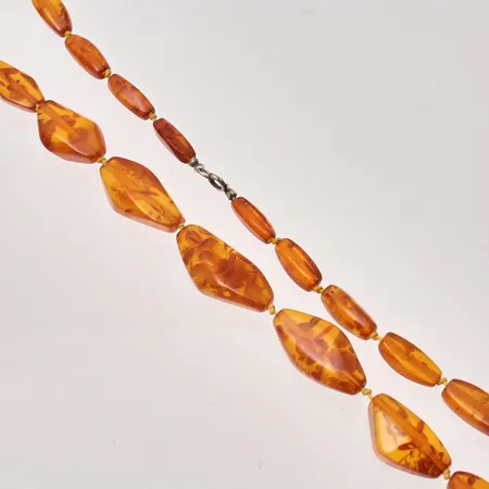 Bärnstens collier, 56,7cm, docerat, bredd 6,2-16,5mm.