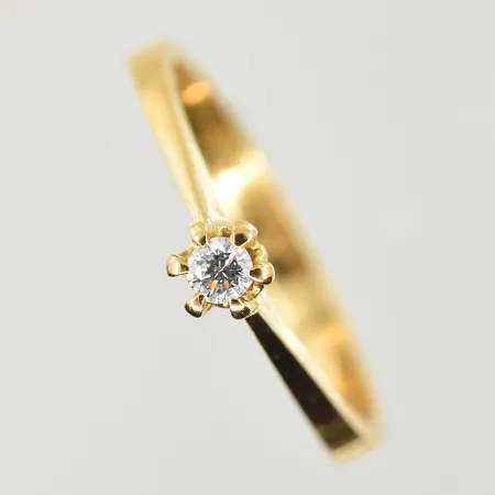 Ring med diamant 0,05ct, stl 17¼, bredd 2-4 mm, gravyr, 18K. Vikt: 2,4 g
