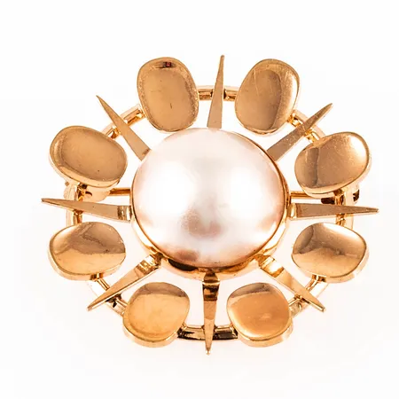 Brosch i 18K guld med en syntetiskt pärla. Den är Ø 29,9 mm och väger 7,2g. Svenska, oläsliga stämplar & kattfot.