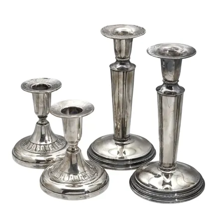 Ljusstakar, 2 par, silver, höjd 9 resp. 15,5 cm, tillverkare bl.a. TESI Göteborg, båda paren i gott bruksskick, fyllda, bruttovikt 683,8 gram Vikt: 683,8 g