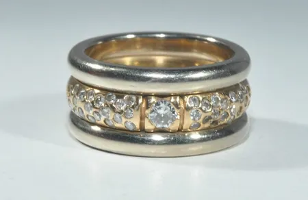 Vacker ring med ett 40-tal briljanter, summa "0,10 carat TWSI" enligt gravyr i ringen.   18k rött och gult guld 12,6 gr diam 16 mm. Fint skick! Vikt: 12,6 g
