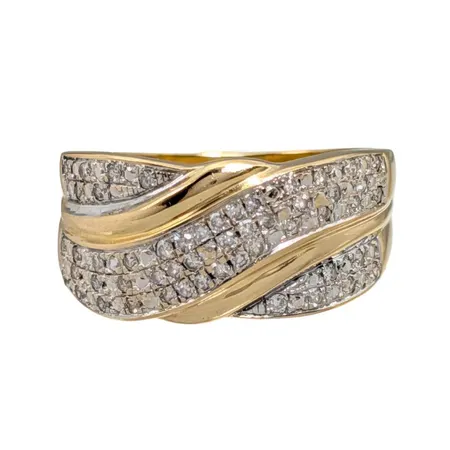 Ring, 18K guld, Diamanter ca 50 st - totalt 0,25ct - stämplat på skenans insida, Guldfynd (GHA), Ø16¾ mm, bredd 1,7 - 9,5 mm, fint skick Vikt: 3,7 g