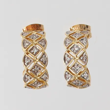 Ett par örhängen med 8/8-slipade diamanter ca 28 x 0,005ct, 12x5mm, tvåfärgat 18K. Vikt: 2,2 g