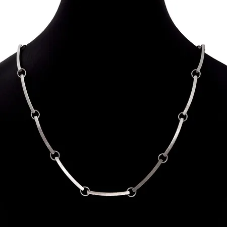 Collier, silver 925/1000, Silversmed Niklas Ejve Stockholm, modell med stavar, längd 42 cm, (stavar längd utan öglor 26 mm, bredd 2 mm), tillverkad 2001 Vikt: 16,2 g