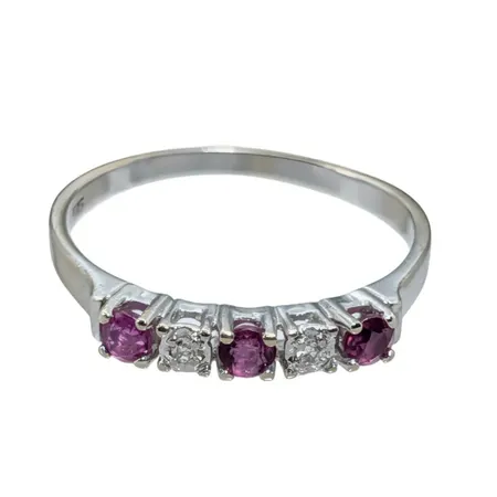 Diamantring, 14K vitguld, Rubiner, Diamanter 2 x 0,015ct - stämplad 0,03ct på skenans insida, Ø18¾ mm, bredd 1,5 - 3 mm, stenar utan anmärkning Vikt: 1,9 g