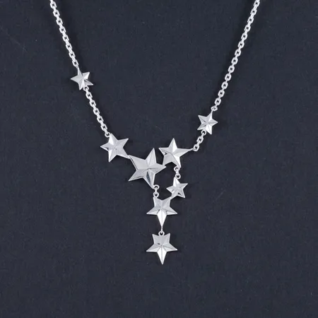 Collier "Catch A Falling Star Necklace" Efva Attling, silver (925/1000). Det är 42/45 cm långt, stjärndekor 35 x 53 mm. Vikt: 11,4g. Mycket fint skick. Karbinhake. Nypris 2900 kr.