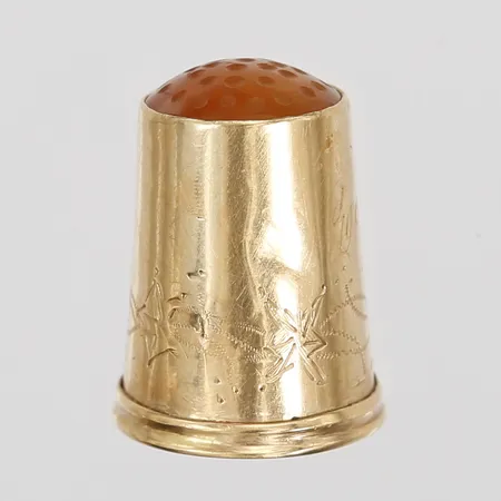 Fingerborg med agatplatta samt blomsterdekor, gravyr, tillverkad av A Ohlsson & Co, Östersund år 1913, 18K guld Vikt: 3,7 g