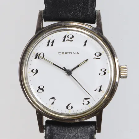 Herrur Certina Ø34mm boett nr. 851.3002.43, manuell uppdragning (obs troligen servicebehov, går men osäker gång), repor och slitage, defekt läderband, ca 1970-tal