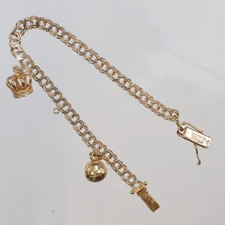 Armband Bismarck med två berlocker, 18,5cm, bredd 5mm, ögla för en berlock till finns, svenska stämplar 18K Vikt: 12 g