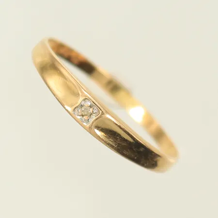 Ring med diamant ca 0,005ct, stl 17,5-18,5, bredd 1,5-3mm, ojämn skena, 18K Vikt: 0,8 g